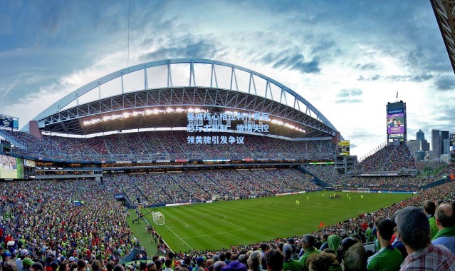 曼城核心格拉利什赛后怒斥主裁判，情绪失控领黄牌引发争议